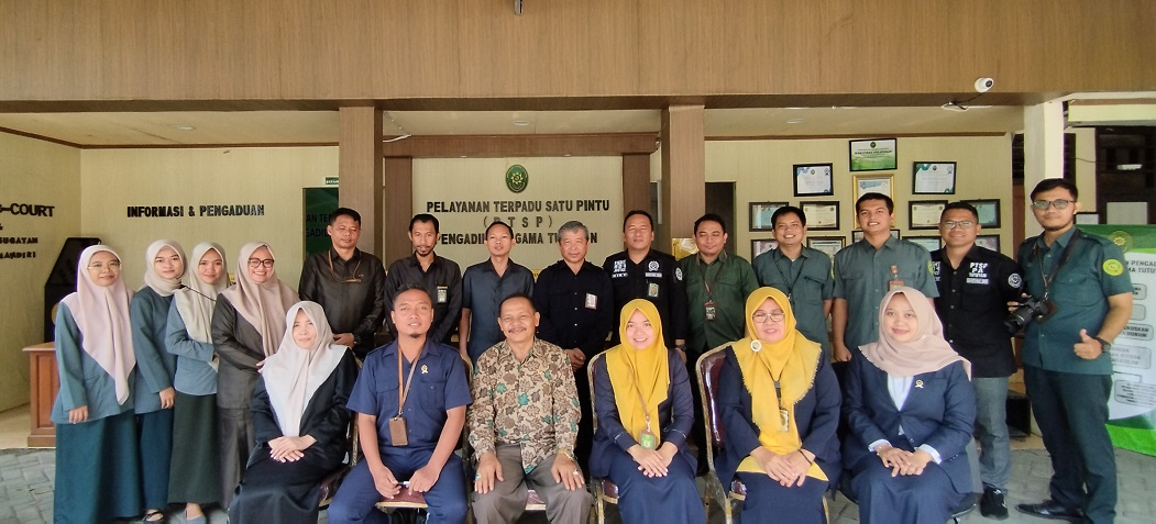 Foto Bersama Pengadilan Agama Tutuyan Mahkamah Agung.jpg